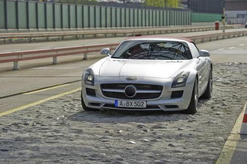 Первые официальные фотографии родстера Mercedes SLS AMG
